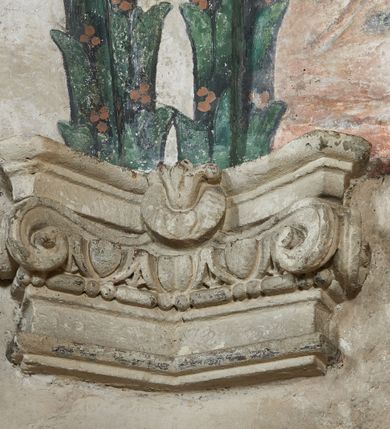 Zdjęcie nr 10: Strukturę architektoniczną kaplicy, wzniesionej na rzucie kwadratu ze ściętymi od północy narożami i sklepionej krzyżowo z lunetami spływającymi na wsporniki w kształcie kapiteli jońskich, podkreśla ornament złożony z motywów roślinnych. Szwy sklepienne pokrywa wić z liści i owoców wawrzynu miejscami przewiązana skrzyżowaną wstęgą. Pola sklepienia wypełniają medaliony z przedstawieniami czterech ewangelistów w ramach zdobionych ornamentem okuciowym, dzbany z kwiatami lilii, z uszami o motywach antropomorficznych oraz wici roślinne m. in. z motywami kwiatów lilii, falującymi wstęgami, zwisami z owoców oraz z tkaninami. Na ścianach sceny: Św. Stanisław wskrzeszający Piotrowina, Św. Wojciech, Przemienienie Pańskie na górze Tabor oraz kartusze herbowe. Kolorystyka pastelowa z przewagą zieleni, czerwieni i beżu.