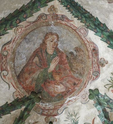 Zdjęcie nr 28: Strukturę architektoniczną kaplicy, wzniesionej na rzucie kwadratu ze ściętymi od północy narożami i sklepionej krzyżowo z lunetami spływającymi na wsporniki w kształcie kapiteli jońskich, podkreśla ornament złożony z motywów roślinnych. Szwy sklepienne pokrywa wić z liści i owoców wawrzynu miejscami przewiązana skrzyżowaną wstęgą. Pola sklepienia wypełniają medaliony z przedstawieniami czterech ewangelistów w ramach zdobionych ornamentem okuciowym, dzbany z kwiatami lilii, z uszami o motywach antropomorficznych oraz wici roślinne m. in. z motywami kwiatów lilii, falującymi wstęgami, zwisami z owoców oraz z tkaninami. Na ścianach sceny: Św. Stanisław wskrzeszający Piotrowina, Św. Wojciech, Przemienienie Pańskie na górze Tabor oraz kartusze herbowe. Kolorystyka pastelowa z przewagą zieleni, czerwieni i beżu.