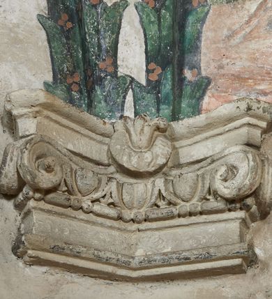 Zdjęcie nr 9: Strukturę architektoniczną kaplicy, wzniesionej na rzucie kwadratu ze ściętymi od północy narożami i sklepionej krzyżowo z lunetami spływającymi na wsporniki w kształcie kapiteli jońskich, podkreśla ornament złożony z motywów roślinnych. Szwy sklepienne pokrywa wić z liści i owoców wawrzynu miejscami przewiązana skrzyżowaną wstęgą. Pola sklepienia wypełniają medaliony z przedstawieniami czterech ewangelistów w ramach zdobionych ornamentem okuciowym, dzbany z kwiatami lilii, z uszami o motywach antropomorficznych oraz wici roślinne m. in. z motywami kwiatów lilii, falującymi wstęgami, zwisami z owoców oraz z tkaninami. Na ścianach sceny: Św. Stanisław wskrzeszający Piotrowina, Św. Wojciech, Przemienienie Pańskie na górze Tabor oraz kartusze herbowe. Kolorystyka pastelowa z przewagą zieleni, czerwieni i beżu.