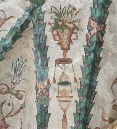 Zdjęcie nr 4: Strukturę architektoniczną kaplicy, wzniesionej na rzucie kwadratu ze ściętymi od północy narożami i sklepionej krzyżowo z lunetami spływającymi na wsporniki w kształcie kapiteli jońskich, podkreśla ornament złożony z motywów roślinnych. Szwy sklepienne pokrywa wić z liści i owoców wawrzynu miejscami przewiązana skrzyżowaną wstęgą. Pola sklepienia wypełniają medaliony z przedstawieniami czterech ewangelistów w ramach zdobionych ornamentem okuciowym, dzbany z kwiatami lilii, z uszami o motywach antropomorficznych oraz wici roślinne m. in. z motywami kwiatów lilii, falującymi wstęgami, zwisami z owoców oraz z tkaninami. Na ścianach sceny: Św. Stanisław wskrzeszający Piotrowina, Św. Wojciech, Przemienienie Pańskie na górze Tabor oraz kartusze herbowe. Kolorystyka pastelowa z przewagą zieleni, czerwieni i beżu.