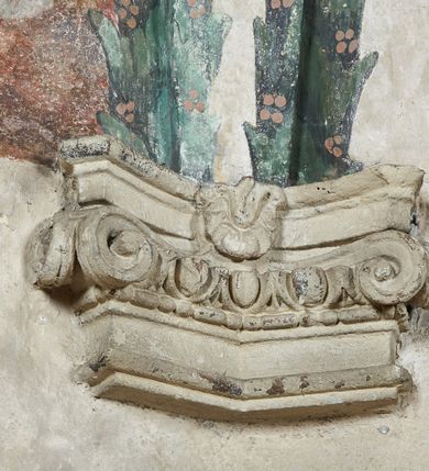 Zdjęcie nr 8: Strukturę architektoniczną kaplicy, wzniesionej na rzucie kwadratu ze ściętymi od północy narożami i sklepionej krzyżowo z lunetami spływającymi na wsporniki w kształcie kapiteli jońskich, podkreśla ornament złożony z motywów roślinnych. Szwy sklepienne pokrywa wić z liści i owoców wawrzynu miejscami przewiązana skrzyżowaną wstęgą. Pola sklepienia wypełniają medaliony z przedstawieniami czterech ewangelistów w ramach zdobionych ornamentem okuciowym, dzbany z kwiatami lilii, z uszami o motywach antropomorficznych oraz wici roślinne m. in. z motywami kwiatów lilii, falującymi wstęgami, zwisami z owoców oraz z tkaninami. Na ścianach sceny: Św. Stanisław wskrzeszający Piotrowina, Św. Wojciech, Przemienienie Pańskie na górze Tabor oraz kartusze herbowe. Kolorystyka pastelowa z przewagą zieleni, czerwieni i beżu.