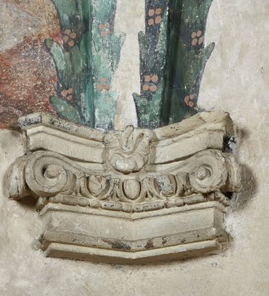 Zdjęcie nr 6: Strukturę architektoniczną kaplicy, wzniesionej na rzucie kwadratu ze ściętymi od północy narożami i sklepionej krzyżowo z lunetami spływającymi na wsporniki w kształcie kapiteli jońskich, podkreśla ornament złożony z motywów roślinnych. Szwy sklepienne pokrywa wić z liści i owoców wawrzynu miejscami przewiązana skrzyżowaną wstęgą. Pola sklepienia wypełniają medaliony z przedstawieniami czterech ewangelistów w ramach zdobionych ornamentem okuciowym, dzbany z kwiatami lilii, z uszami o motywach antropomorficznych oraz wici roślinne m. in. z motywami kwiatów lilii, falującymi wstęgami, zwisami z owoców oraz z tkaninami. Na ścianach sceny: Św. Stanisław wskrzeszający Piotrowina, Św. Wojciech, Przemienienie Pańskie na górze Tabor oraz kartusze herbowe. Kolorystyka pastelowa z przewagą zieleni, czerwieni i beżu.