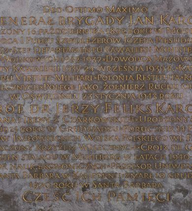 Zdjęcie nr 1: Epitafium w kształcie leżącego prostokąta z kutą, pozłoconą inskrypcją majuskułową, w języku polskim, na początku z łacińską inwokacją: DEO OPTIMO MAXIMO.