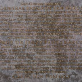 Zdjęcie nr 1: Epitafium w kształcie leżącego prostokąta z kutą, pozłoconą inskrypcją majuskułową, w języku polskim, na początku z łacińską inwokacją: DEO OPTIMO MAXIMO.