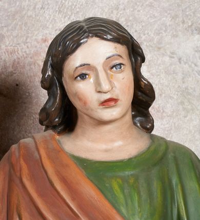 Zdjęcie nr 9: W centrum krzyż z figurą Chrystusa umarłego. Postać w lekkim zwisie o szeroko rozłożonych ramionach, głowa opada na prawe ramie. Twarz szczupła, wyraźnie rzeźbiona, okolona krótką brodą; oczy zamknięte, długi nos, usta delikatnie rozchylone. Włosy w postaci delikatnych loków opadają na ramię i plecy. Ciało szczupłe, ascetyczne, o plastycznie kształtowanej anatomii, z zaznaczonymi śladami męki. Nogi ugięte w kolanach, stopy przebite jednym gwoździem, założone prawa na lewą. Perizonium przewiązane podwójnym sznurem, odsłaniające prawe biodro, ze zwisem na prawym boku. Po prawej stronie krzyża figura Matki Boskiej, zwrócona en face, w kontrapoście; dłonie splecione, wyciągnięte przed siebie. Twarz okrągła o wyraźnych liniach łuków brwiowych i nosa, półprzymkniętych oczach. Ubrana w różową suknię przewiązaną w talii oraz granatowy płaszcz podbity czerwoną podszewką, zarzucony diagonalnie na lewe ramię i opadający na prawą nogę. Na głowie biały welon. Po lewej stronie krzyża figura św. Jana, zwrócona en face, w kontrapoście, o esowato wygiętej sylwetce; prawą rękę trzyma na piersi, lewa pozostaje opuszczona wzdłuż ciała. Twarz pełna, młodzieńcza, podkreślone linie łuków brwiowych i nosa. Włosy długie, falowane, opadają na ramiona. Ubrany w zieloną tunikę oraz czerwony płaszcz przerzucony diagonalnie przez prawy bok, przewiązane w talii. Polichromia naturalistyczna, perizonium złocone.Grupa na tle malowanego miasta oraz skłębionego szaroróżowego nieba.