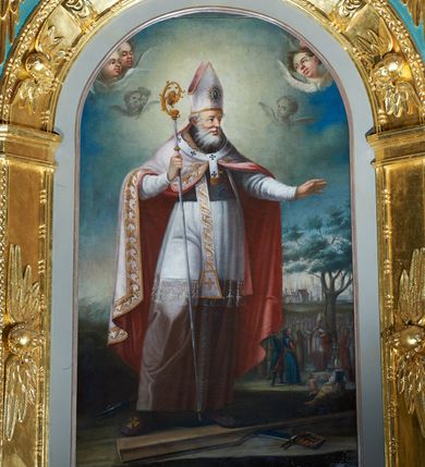 Zdjęcie nr 4: Ołtarz architektoniczny, jednokondygnacyjny. Mensa drewniana na murowanej prostopadłościennej skrzyni. Antepedium w kształcie prostokąta, w profilowanej ramie, z płaskorzeźbionymi splecionymi literami imienia Maria pośrodku i dwiema uskrzydlonymi główkami aniołków w górnych narożach. Retabulum z wydzieloną predellą ujętą po bokach konsolkami, flankowane parą kolumn. Kolumny o kapitelach korynckich i trzonach dekorowanych wicią roślinną, w jednej trzeciej wysokości przedzielone opaską. Kolumny wspierają wyłamane belkowanie zwieńczone profilowanym gzymsem. W polu środkowym prostokątna nisza zamknięta łukiem półkolistym, ujęta szeroką, złoconą ramą zdobioną uskrzydlonymi główkami aniołków. W polu niszy obraz z przedstawieniem św. Wojciecha. Predella dekorowana płyciną z malowaną sceną z przedstawieniem Zwiastowania NMP. Konsole kolumn i flankujące nastawę dekorowane na krawędziach wolutowo skręconą wicią roślinną. Belkowanie zdobione rozetami, w partii fryzu pośrodku aplikowana rzeźbiona uskrzydlona główka anielska. Całość struktury polichromowana w dwóch odcieniach: jasnobłękitnym oraz brązowym, detal architektoniczny i profilowania złocone i srebrzone.