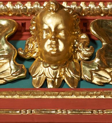 Zdjęcie nr 7: Ołtarz architektoniczny, jednokondygnacyjny. Mensa drewniana na murowanej prostopadłościennej skrzyni. Antepedium w kształcie prostokąta, w profilowanej ramie, z płaskorzeźbionymi splecionymi literami imienia Maria pośrodku i dwiema uskrzydlonymi główkami aniołków w górnych narożach. Retabulum z wydzieloną predellą ujętą po bokach konsolkami, flankowane parą kolumn. Kolumny o kapitelach korynckich i trzonach dekorowanych wicią roślinną, w jednej trzeciej wysokości przedzielone opaską. Kolumny wspierają wyłamane belkowanie zwieńczone profilowanym gzymsem. W polu środkowym prostokątna nisza zamknięta łukiem półkolistym, ujęta szeroką, złoconą ramą zdobioną uskrzydlonymi główkami aniołków. W polu niszy obraz z przedstawieniem św. Wojciecha. Predella dekorowana płyciną z malowaną sceną z przedstawieniem Zwiastowania NMP. Konsole kolumn i flankujące nastawę dekorowane na krawędziach wolutowo skręconą wicią roślinną. Belkowanie zdobione rozetami, w partii fryzu pośrodku aplikowana rzeźbiona uskrzydlona główka anielska. Całość struktury polichromowana w dwóch odcieniach: jasnobłękitnym oraz brązowym, detal architektoniczny i profilowania złocone i srebrzone.