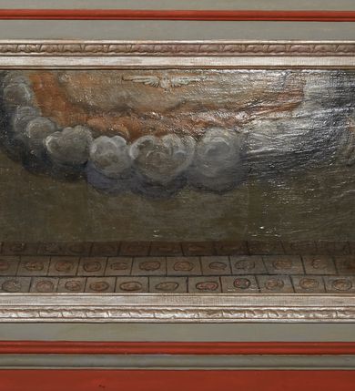 Zdjęcie nr 9: Ołtarz architektoniczny, jednokondygnacyjny. Mensa drewniana na murowanej prostopadłościennej skrzyni. Antepedium w kształcie prostokąta, w profilowanej ramie, z płaskorzeźbionymi splecionymi literami imienia Maria pośrodku i dwiema uskrzydlonymi główkami aniołków w górnych narożach. Retabulum z wydzieloną predellą ujętą po bokach konsolkami, flankowane parą kolumn. Kolumny o kapitelach korynckich i trzonach dekorowanych wicią roślinną, w jednej trzeciej wysokości przedzielone opaską. Kolumny wspierają wyłamane belkowanie zwieńczone profilowanym gzymsem. W polu środkowym prostokątna nisza zamknięta łukiem półkolistym, ujęta szeroką, złoconą ramą zdobioną uskrzydlonymi główkami aniołków. W polu niszy obraz z przedstawieniem św. Wojciecha. Predella dekorowana płyciną z malowaną sceną z przedstawieniem Zwiastowania NMP. Konsole kolumn i flankujące nastawę dekorowane na krawędziach wolutowo skręconą wicią roślinną. Belkowanie zdobione rozetami, w partii fryzu pośrodku aplikowana rzeźbiona uskrzydlona główka anielska. Całość struktury polichromowana w dwóch odcieniach: jasnobłękitnym oraz brązowym, detal architektoniczny i profilowania złocone i srebrzone.