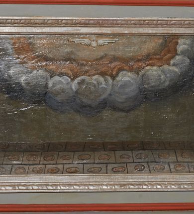 Zdjęcie nr 8: Ołtarz architektoniczny, jednokondygnacyjny. Mensa drewniana na murowanej prostopadłościennej skrzyni. Antepedium w kształcie prostokąta, w profilowanej ramie, z płaskorzeźbionymi splecionymi literami imienia Maria pośrodku i dwiema uskrzydlonymi główkami aniołków w górnych narożach. Retabulum z wydzieloną predellą ujętą po bokach konsolkami, flankowane parą kolumn. Kolumny o kapitelach korynckich i trzonach dekorowanych wicią roślinną, w jednej trzeciej wysokości przedzielone opaską. Kolumny wspierają wyłamane belkowanie zwieńczone profilowanym gzymsem. W polu środkowym prostokątna nisza zamknięta łukiem półkolistym, ujęta szeroką, złoconą ramą zdobioną uskrzydlonymi główkami aniołków. W polu niszy obraz z przedstawieniem św. Wojciecha. Predella dekorowana płyciną z malowaną sceną z przedstawieniem Zwiastowania NMP. Konsole kolumn i flankujące nastawę dekorowane na krawędziach wolutowo skręconą wicią roślinną. Belkowanie zdobione rozetami, w partii fryzu pośrodku aplikowana rzeźbiona uskrzydlona główka anielska. Całość struktury polichromowana w dwóch odcieniach: jasnobłękitnym oraz brązowym, detal architektoniczny i profilowania złocone i srebrzone.