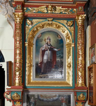 Zdjęcie nr 1: Ołtarz architektoniczny, jednokondygnacyjny. Mensa drewniana na murowanej prostopadłościennej skrzyni. Antepedium w kształcie prostokąta, w profilowanej ramie, z płaskorzeźbionymi splecionymi literami imienia Maria pośrodku i dwiema uskrzydlonymi główkami aniołków w górnych narożach. Retabulum z wydzieloną predellą ujętą po bokach konsolkami, flankowane parą kolumn. Kolumny o kapitelach korynckich i trzonach dekorowanych wicią roślinną, w jednej trzeciej wysokości przedzielone opaską. Kolumny wspierają wyłamane belkowanie zwieńczone profilowanym gzymsem. W polu środkowym prostokątna nisza zamknięta łukiem półkolistym, ujęta szeroką, złoconą ramą zdobioną uskrzydlonymi główkami aniołków. W polu niszy obraz z przedstawieniem św. Wojciecha. Predella dekorowana płyciną z malowaną sceną z przedstawieniem Zwiastowania NMP. Konsole kolumn i flankujące nastawę dekorowane na krawędziach wolutowo skręconą wicią roślinną. Belkowanie zdobione rozetami, w partii fryzu pośrodku aplikowana rzeźbiona uskrzydlona główka anielska. Całość struktury polichromowana w dwóch odcieniach: jasnobłękitnym oraz brązowym, detal architektoniczny i profilowania złocone i srebrzone.