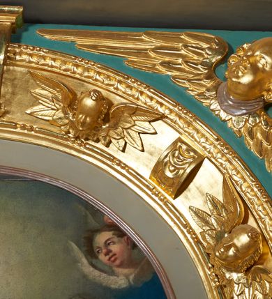 Zdjęcie nr 6: Ołtarz architektoniczny, jednokondygnacyjny. Mensa drewniana na murowanej prostopadłościennej skrzyni. Antepedium w kształcie prostokąta, w profilowanej ramie, z płaskorzeźbionymi splecionymi literami imienia Maria pośrodku i dwiema uskrzydlonymi główkami aniołków w górnych narożach. Retabulum z wydzieloną predellą ujętą po bokach konsolkami, flankowane parą kolumn. Kolumny o kapitelach korynckich i trzonach dekorowanych wicią roślinną, w jednej trzeciej wysokości przedzielone opaską. Kolumny wspierają wyłamane belkowanie zwieńczone profilowanym gzymsem. W polu środkowym prostokątna nisza zamknięta łukiem półkolistym, ujęta szeroką, złoconą ramą zdobioną uskrzydlonymi główkami aniołków. W polu niszy obraz z przedstawieniem św. Wojciecha. Predella dekorowana płyciną z malowaną sceną z przedstawieniem Zwiastowania NMP. Konsole kolumn i flankujące nastawę dekorowane na krawędziach wolutowo skręconą wicią roślinną. Belkowanie zdobione rozetami, w partii fryzu pośrodku aplikowana rzeźbiona uskrzydlona główka anielska. Całość struktury polichromowana w dwóch odcieniach: jasnobłękitnym oraz brązowym, detal architektoniczny i profilowania złocone i srebrzone.