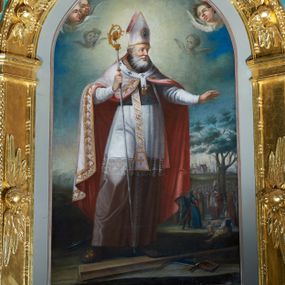 Zdjęcie nr 1: Obraz w kształcie stojącego prostokąta zamkniętego łukiem półkolistym. W centrum kompozycji ukazany św. Wojciech zwrócony en trois quarts w lewo, z pastorałem w prawym ręku i lewą ręką wysuniętą przed siebie, z głową zwróconą w lewo. Święty ubrany w szaty pontyfikalne: długą sutannę, białą komżę oraz białą kapę z czerwoną podszewką; na szyi przewieszona biała stuła ze złotym haftem oraz palisz; na głowie infuła. Twarz ukazana z lewego profilu, okolona długą, gęstą i siwą brodą. W dolnej partii obrazu leżące na ziemi wiosło oraz szabla. W tle ukazana scenka nauczania przez św. Wojciecha. W górnej partii obrazu błękitne niebo i wyłaniające się z obłoków uskrzydlone główki anielskie.