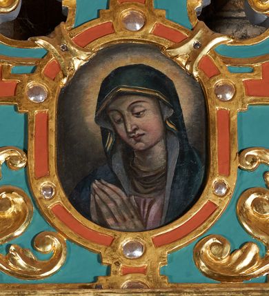 Zdjęcie nr 5: Ołtarz przyścienny, architektoniczny, jednokondygnacyjny, jednoosiowy, z niewielkim zwieńczeniem. Mensa drewniana na murowanej prostopadłościennej skrzyni. Retabulum z wydzieloną predellą ujętą po bokach konsolkami. Boki nastawy w wycięte w formie uproszczonych wolut. Nastawa ujęta parą ustawionych na tle pilastrów kolumn o kompozytowych kapitelach i trzonach dekorowanych w 3/4 wysokości ornamentem okuciowym, powyżej wicią roślinną. Kolumny, ustawione na konsolach zdobionych na krawędziach ornamentem cekinowym, wspierają występujące nad nimi belkowanie i gzyms. Zwieńczenie o fantazyjnym wykroju. W polu środkowym prostokątna nisza ujęta podwójną ramą: zewnętrzna srebrzona, formowana z motywów liści akantu, wewnętrzna profilowana z aplikowanym ornamentem rocaille&#039;owym. W niszy obraz z przedstawieniem Najświętszego Serca Jezusa. Predella dekorowana trzema płycinami, z których boczne wypełnione malowanymi obrazami: Zwiastowanie NMP po lewej i Boże Narodzenie po prawej stronie. W zwieńczeniu owalny obraz z przedstawieniem Matki Boskiej Bolesnej. Konsole kolumn i flankujące nastawę dekorowane na krawędziach ornamentem cekinowym i wolutowo skręconą wicią roślinną. Belkowanie zdobione rozetami w partii fryzu, pośrodku aplikowana rzeźbiona uskrzydlona główka anielska. Całość struktury polichromowana w dwóch odcieniach: jasnobłękitnym oraz brązowym, detal architektoniczny i profilowania złocone i srebrzone.