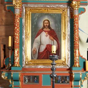 Zdjęcie nr 1: Ołtarz przyścienny, architektoniczny, jednokondygnacyjny, jednoosiowy, z niewielkim zwieńczeniem. Mensa drewniana na murowanej prostopadłościennej skrzyni. Retabulum z wydzieloną predellą ujętą po bokach konsolkami. Boki nastawy w wycięte w formie uproszczonych wolut. Nastawa ujęta parą ustawionych na tle pilastrów kolumn o kompozytowych kapitelach i trzonach dekorowanych w 3/4 wysokości ornamentem okuciowym, powyżej wicią roślinną. Kolumny, ustawione na konsolach zdobionych na krawędziach ornamentem cekinowym, wspierają występujące nad nimi belkowanie i gzyms. Zwieńczenie o fantazyjnym wykroju. W polu środkowym prostokątna nisza ujęta podwójną ramą: zewnętrzna srebrzona, formowana z motywów liści akantu, wewnętrzna profilowana z aplikowanym ornamentem rocaille&#039;owym. W niszy obraz z przedstawieniem Najświętszego Serca Jezusa. Predella dekorowana trzema płycinami, z których boczne wypełnione malowanymi obrazami: Zwiastowanie NMP po lewej i Boże Narodzenie po prawej stronie. W zwieńczeniu owalny obraz z przedstawieniem Matki Boskiej Bolesnej. Konsole kolumn i flankujące nastawę dekorowane na krawędziach ornamentem cekinowym i wolutowo skręconą wicią roślinną. Belkowanie zdobione rozetami w partii fryzu, pośrodku aplikowana rzeźbiona uskrzydlona główka anielska. Całość struktury polichromowana w dwóch odcieniach: jasnobłękitnym oraz brązowym, detal architektoniczny i profilowania złocone i srebrzone.