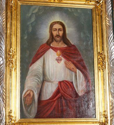 Zdjęcie nr 3: Ołtarz przyścienny, architektoniczny, jednokondygnacyjny, jednoosiowy, z niewielkim zwieńczeniem. Mensa drewniana na murowanej prostopadłościennej skrzyni. Retabulum z wydzieloną predellą ujętą po bokach konsolkami. Boki nastawy w wycięte w formie uproszczonych wolut. Nastawa ujęta parą ustawionych na tle pilastrów kolumn o kompozytowych kapitelach i trzonach dekorowanych w 3/4 wysokości ornamentem okuciowym, powyżej wicią roślinną. Kolumny, ustawione na konsolach zdobionych na krawędziach ornamentem cekinowym, wspierają występujące nad nimi belkowanie i gzyms. Zwieńczenie o fantazyjnym wykroju. W polu środkowym prostokątna nisza ujęta podwójną ramą: zewnętrzna srebrzona, formowana z motywów liści akantu, wewnętrzna profilowana z aplikowanym ornamentem rocaille'owym. W niszy obraz z przedstawieniem Najświętszego Serca Jezusa. Predella dekorowana trzema płycinami, z których boczne wypełnione malowanymi obrazami: Zwiastowanie NMP po lewej i Boże Narodzenie po prawej stronie. W zwieńczeniu owalny obraz z przedstawieniem Matki Boskiej Bolesnej. Konsole kolumn i flankujące nastawę dekorowane na krawędziach ornamentem cekinowym i wolutowo skręconą wicią roślinną. Belkowanie zdobione rozetami w partii fryzu, pośrodku aplikowana rzeźbiona uskrzydlona główka anielska. Całość struktury polichromowana w dwóch odcieniach: jasnobłękitnym oraz brązowym, detal architektoniczny i profilowania złocone i srebrzone.