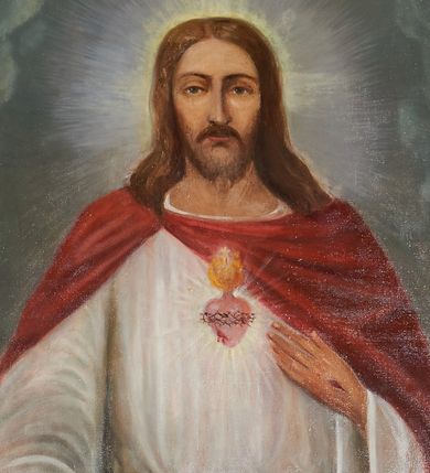 Zdjęcie nr 1: Obraz w kształcie stojącego prostokąta przedstawiający Chrystusa na tle jasnoszarych obłoków. Chrystus przedstawiony w ujęciu do kolan, stojący frontalnie, z prawą ręką opuszczoną, lekko odwiedzioną od tułowia i wyciągniętą do przodu. Lewą dłonią, spoczywającą na piersi, wskazuje na gorejące serce. Twarz Chrystusa pociągła, o jasnej karnacji, okolona krótkim zarostem i długimi włosami opadającymi na ramiona. Rysy twarzy wyraziste, oczy lekko przymknięte, nos szeroki, długi, usta niewielkie. Ubrany w białą suknię z długimi, szerokimi rękawami oraz czerwony płaszcz spięty na prawym ramieniu, z połami założonymi za szarfę wokół pasa. Z tyłu głowy świetlisty nimb krzyżowy.