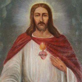 Zdjęcie nr 1: Obraz w kształcie stojącego prostokąta przedstawiający Chrystusa na tle jasnoszarych obłoków. Chrystus przedstawiony w ujęciu do kolan, stojący frontalnie, z prawą ręką opuszczoną, lekko odwiedzioną od tułowia i wyciągniętą do przodu. Lewą dłonią, spoczywającą na piersi, wskazuje na gorejące serce. Twarz Chrystusa pociągła, o jasnej karnacji, okolona krótkim zarostem i długimi włosami opadającymi na ramiona. Rysy twarzy wyraziste, oczy lekko przymknięte, nos szeroki, długi, usta niewielkie. Ubrany w białą suknię z długimi, szerokimi rękawami oraz czerwony płaszcz spięty na prawym ramieniu, z połami założonymi za szarfę wokół pasa. Z tyłu głowy świetlisty nimb krzyżowy.