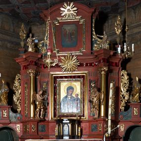 Zdjęcie nr 1:  Nastawa ołtarzowa architektoniczna, jednoosiowa, jednokondygnacyjna, na cokole, ze zwieńczeniem, z bramkami po bokach. Mensa drewniana z portatylem z marmuru dębnickiego, osadzona na murowanej, prostopadłościennej skrzyni. Antepedium w kształcie leżącego prostokąta, w profilowanej ramie z współczesnym obrazem Ostatnia Wieczerza, wzorowanym na fresku Leonarda da Vinci. Retabulum ujęte parą wklęsłych pilastrów oraz parą kolumn o kapitelach jońskich i gładkich trzonach, umieszczonych na ustawionych ukośnie cokołach. Podpory dźwigają pełne belkowanie o wklęsło-wypukłej linii, występujące ukośnie w osi kolumn. W polu środkowym profilowana rama w kształcie stojącego prostokąta. Zwieńczenie w kształcie stojącego prostokąta zamkniętego łukiem odcinkowym nadwieszonym i ujętego okazałymi spływami wolutowymi. W polu rama obrazu w formie stojącego prostokąta o wciętych narożach. Bramki z drzwiczkami, z przejściami w kształcie stojącego prostokąta zamkniętego łukiem półkolistym nadwieszonym, zwieńczone gzymsem, na którym w osi bramek cokoły ujęte spływami wolutowymi. Cokoły dekorowane płycinami z akantem w formie karbowanej wstęgi. Kolumny z dwóch stron flankują płyciny z festonami zwieńczone pasem z dekoracją geometryczną. W polu środkowym nastawy obraz Matka Boska z Dzieciątkiem otoczony wotami, w ramie dekorowanej ornamentem roślinnym, flankowany stojącymi przy kolumnach figurami aniołów. We fryzie wota, ponad polem środkowym gloria promienista ze splecionymi literami imienia MARIA. Nastawa ujęta uszami utworzonymi z motywów suchego akantu. Na belkowaniu dwie figury zwrócone do wnętrza ołtarza oraz cokoły z wazonami z płaskorzeźbionymi bukietami kwiatów. W zwieńczeniu rama dekorowana ornamentem roślinnym, w niej obraz Koronacja Marii , wyżej Oko Opatrzności w glorii. Spływy zdobione karbowaną wstęgą, akantem i kwiatami. Bramki w przyłuczach dekorowane akantem, cokół z płyciną i akantem, na nim figury św. Wojciecha i św. Stanisława. Nastawa polichromowana na czerwono, płyciny i detale architektoniczne marmoryzowane w odcieniach zieleni, ornamenty złocone.