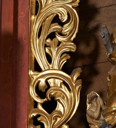 Zdjęcie nr 6:  Nastawa ołtarzowa architektoniczna, jednoosiowa, jednokondygnacyjna, na cokole, ze zwieńczeniem, z bramkami po bokach. Mensa drewniana z portatylem z marmuru dębnickiego, osadzona na murowanej, prostopadłościennej skrzyni. Antepedium w kształcie leżącego prostokąta, w profilowanej ramie z współczesnym obrazem Ostatnia Wieczerza, wzorowanym na fresku Leonarda da Vinci. Retabulum ujęte parą wklęsłych pilastrów oraz parą kolumn o kapitelach jońskich i gładkich trzonach, umieszczonych na ustawionych ukośnie cokołach. Podpory dźwigają pełne belkowanie o wklęsło-wypukłej linii, występujące ukośnie w osi kolumn. W polu środkowym profilowana rama w kształcie stojącego prostokąta. Zwieńczenie w kształcie stojącego prostokąta zamkniętego łukiem odcinkowym nadwieszonym i ujętego okazałymi spływami wolutowymi. W polu rama obrazu w formie stojącego prostokąta o wciętych narożach. Bramki z drzwiczkami, z przejściami w kształcie stojącego prostokąta zamkniętego łukiem półkolistym nadwieszonym, zwieńczone gzymsem, na którym w osi bramek cokoły ujęte spływami wolutowymi. Cokoły dekorowane płycinami z akantem w formie karbowanej wstęgi. Kolumny z dwóch stron flankują płyciny z festonami zwieńczone pasem z dekoracją geometryczną. W polu środkowym nastawy obraz Matka Boska z Dzieciątkiem otoczony wotami, w ramie dekorowanej ornamentem roślinnym, flankowany stojącymi przy kolumnach figurami aniołów. We fryzie wota, ponad polem środkowym gloria promienista ze splecionymi literami imienia MARIA. Nastawa ujęta uszami utworzonymi z motywów suchego akantu. Na belkowaniu dwie figury zwrócone do wnętrza ołtarza oraz cokoły z wazonami z płaskorzeźbionymi bukietami kwiatów. W zwieńczeniu rama dekorowana ornamentem roślinnym, w niej obraz Koronacja Marii , wyżej Oko Opatrzności w glorii. Spływy zdobione karbowaną wstęgą, akantem i kwiatami. Bramki w przyłuczach dekorowane akantem, cokół z płyciną i akantem, na nim figury św. Wojciecha i św. Stanisława. Nastawa polichromowana na czerwono, płyciny i detale architektoniczne marmoryzowane w odcieniach zieleni, ornamenty złocone.