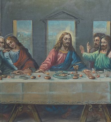 Zdjęcie nr 9:  Nastawa ołtarzowa architektoniczna, jednoosiowa, jednokondygnacyjna, na cokole, ze zwieńczeniem, z bramkami po bokach. Mensa drewniana z portatylem z marmuru dębnickiego, osadzona na murowanej, prostopadłościennej skrzyni. Antepedium w kształcie leżącego prostokąta, w profilowanej ramie z współczesnym obrazem Ostatnia Wieczerza, wzorowanym na fresku Leonarda da Vinci. Retabulum ujęte parą wklęsłych pilastrów oraz parą kolumn o kapitelach jońskich i gładkich trzonach, umieszczonych na ustawionych ukośnie cokołach. Podpory dźwigają pełne belkowanie o wklęsło-wypukłej linii, występujące ukośnie w osi kolumn. W polu środkowym profilowana rama w kształcie stojącego prostokąta. Zwieńczenie w kształcie stojącego prostokąta zamkniętego łukiem odcinkowym nadwieszonym i ujętego okazałymi spływami wolutowymi. W polu rama obrazu w formie stojącego prostokąta o wciętych narożach. Bramki z drzwiczkami, z przejściami w kształcie stojącego prostokąta zamkniętego łukiem półkolistym nadwieszonym, zwieńczone gzymsem, na którym w osi bramek cokoły ujęte spływami wolutowymi. Cokoły dekorowane płycinami z akantem w formie karbowanej wstęgi. Kolumny z dwóch stron flankują płyciny z festonami zwieńczone pasem z dekoracją geometryczną. W polu środkowym nastawy obraz Matka Boska z Dzieciątkiem otoczony wotami, w ramie dekorowanej ornamentem roślinnym, flankowany stojącymi przy kolumnach figurami aniołów. We fryzie wota, ponad polem środkowym gloria promienista ze splecionymi literami imienia MARIA. Nastawa ujęta uszami utworzonymi z motywów suchego akantu. Na belkowaniu dwie figury zwrócone do wnętrza ołtarza oraz cokoły z wazonami z płaskorzeźbionymi bukietami kwiatów. W zwieńczeniu rama dekorowana ornamentem roślinnym, w niej obraz Koronacja Marii , wyżej Oko Opatrzności w glorii. Spływy zdobione karbowaną wstęgą, akantem i kwiatami. Bramki w przyłuczach dekorowane akantem, cokół z płyciną i akantem, na nim figury św. Wojciecha i św. Stanisława. Nastawa polichromowana na czerwono, płyciny i detale architektoniczne marmoryzowane w odcieniach zieleni, ornamenty złocone.