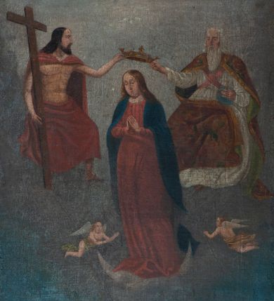 Zdjęcie nr 1: Obraz w kształcie stojącego prostokąta o wyciętych prostokątnie narożach. Pośrodku Matka Boska zwrócona en trois quarts w lewo, z dłońmi złożonymi w geście modlitwy. Maria stoi na półksiężycu, u jej stóp dwa putta. Ubrana w czerwoną suknię przepasaną w talii oraz przerzucony przez ramiona niebieski płaszcz. Po bokach Marii nieco w głębi siedzą Bóg Ojciec i Chrystus, którzy podtrzymują nad jej głową koronę otwartą. Po prawej stronie Bóg Ojciec ukazany jako starzec w białej tunice oraz czerwonym płaszczu. Po lewej Chrystus przepasany czerwonym płaszczem, podtrzymujący prawą ręką krzyż. Na głową Marii Gołębica Ducha Świętego.  Scena na tle szarobłękitnego nieba. Kolorystyka przytłumiona, ściemniała, postacie podkreślone intensywnymi plamami barwnymi.
