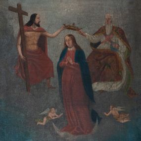 Zdjęcie nr 1: Obraz w kształcie stojącego prostokąta o wyciętych prostokątnie narożach. Pośrodku Matka Boska zwrócona en trois quarts w lewo, z dłońmi złożonymi w geście modlitwy. Maria stoi na półksiężycu, u jej stóp dwa putta. Ubrana w czerwoną suknię przepasaną w talii oraz przerzucony przez ramiona niebieski płaszcz. Po bokach Marii nieco w głębi siedzą Bóg Ojciec i Chrystus, którzy podtrzymują nad jej głową koronę otwartą. Po prawej stronie Bóg Ojciec ukazany jako starzec w białej tunice oraz czerwonym płaszczu. Po lewej Chrystus przepasany czerwonym płaszczem, podtrzymujący prawą ręką krzyż. Na głową Marii Gołębica Ducha Świętego.  Scena na tle szarobłękitnego nieba. Kolorystyka przytłumiona, ściemniała, postacie podkreślone intensywnymi plamami barwnymi.