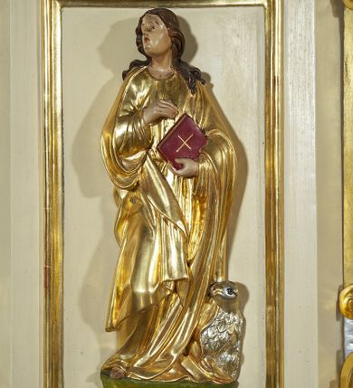 Zdjęcie nr 7: Ambona przyścienna, wisząca, dostępna schodami z podestem. Ich balustrada jest pełna dekorowana płycinami wypełnionymi plakietami z ornamentacją roślinną. Kosz na profilowanym cokole z półwałkiem, na planie prostokąta o wklęsło-wypukłych ściankach wydzielonych spływami z wolutami, dekorowanymi kampanulami i liśćmi akantu. Na wklęsłych ściankach płyciny w kształcie stojącego prostokąta, wypełnione płaskorzeźbionymi, całopostaciowymi przedstawieniami św. Łukasza z lewej i św. Jana Ewangelisty z prawej strony, pod ich stopami kartusze ujęte dekoracją rocaille’ową.  Parapet w postaci profilowanego gzymsu wyłamanego nad spływami. Spód kosza w kształcie wklęsło-wypukłego, odwróconego stożka zakończonego szyszką. Zaplecek w formie wydłużonego prostokąta ujętego kanelowanymi pilastrami. W polu obraz w kształcie stojącego prostokąta z wizerunkiem Chrystusa Dobrego Pasterza. Pilastry podtrzymują profilowane belkowanie wyłamane na ich osiach, na których znajdują się fragmenty przyczółka skierowane na zewnątrz. Między nimi, na ścianie rozbudowane przedstawienie gołębicy Ducha Świętego na tle glorii promienistej  i obłoków.  Struktura w odcieniu kremowym, dekoracja i profile złocone i srebrzone. 