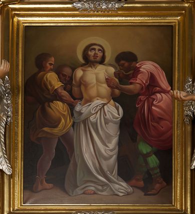 Zdjęcie nr 3: Ołtarz przyścienny, architektoniczny, jednoosiowy, jednokondygnacyjny ze zwieńczeniem. Mensa prostopadłościenna na profilowanym cokole, antepedium dekorowane trzema płycinami z plakietami z ornamentu roślinnego. Tabernakulum architektoniczne, w formie prostopadłościanu na profilowanym cokole, o ujętym wolutami wklęsło-wypukłym zwieńczeniu. Na ścianie frontowej drzwiczki w kształcie stojącego prostokąta zamkniętego łukiem nadwieszonym z uskokiem. Nastawa ołtarzowa ujęta  pilastrami z płycinami ustawionymi na wysokich cokołach, na których wspierają się konsole podtrzymujące rzeźby aniołów. Podpory dźwigają pełne, wyłamane na ich osiach belkowanie, na którym posadowiono figury aniołków. W centrum kondygnacji prostokątna nisza mieszcząca obraz „Męczeństwo św. Bartłomieja”, ujęta prostokątną ramą dekorowaną w czterech miejscach kwitnącymi różami z liśćmi. Między polem obrazowym a belkowaniem kondygnacji unoszony przez dwa anioły kartusz z inskrypcją „ŚWIĘTY / BARTŁOMIEJU / MÓDL SIĘ / ZA NAMI”. Zwieńczenie o kształcie wklęsło-wypukłym, ujęte ulistnionymi wolutami, wypełnione obrazem powtarzającym jego kształt, przedstawiającym Jezusa Chrystusa. Na szczycie krzyż równoramienny o ramionach zakończonych trójlistnie, na tle glorii.  Struktura ołtarza w kolorze kremowym; profile, detale i ornamenty złocone i srebrzone.