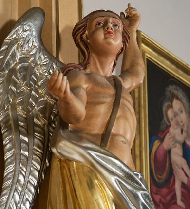 Zdjęcie nr 13: Ołtarz przyścienny, architektoniczny, jednoosiowy, jednokondygnacyjny ze zwieńczeniem. Mensa prostopadłościenna na profilowanym cokole, antepedium dekorowane trzema płycinami z plakietami z ornamentu roślinnego. Tabernakulum architektoniczne, w formie prostopadłościanu na profilowanym cokole, o ujętym wolutami wklęsło-wypukłym zwieńczeniu. Na ścianie frontowej drzwiczki w kształcie stojącego prostokąta zamkniętego łukiem nadwieszonym z uskokiem. Nastawa ołtarzowa ujęta  pilastrami z płycinami ustawionymi na wysokich cokołach, na których wspierają się konsole podtrzymujące rzeźby aniołów. Podpory dźwigają pełne, wyłamane na ich osiach belkowanie, na którym posadowiono figury aniołków. W centrum kondygnacji prostokątna nisza mieszcząca obraz „Męczeństwo św. Bartłomieja”, ujęta prostokątną ramą dekorowaną w czterech miejscach kwitnącymi różami z liśćmi. Między polem obrazowym a belkowaniem kondygnacji unoszony przez dwa anioły kartusz z inskrypcją „ŚWIĘTY / BARTŁOMIEJU / MÓDL SIĘ / ZA NAMI”. Zwieńczenie o kształcie wklęsło-wypukłym, ujęte ulistnionymi wolutami, wypełnione obrazem powtarzającym jego kształt, przedstawiającym Jezusa Chrystusa. Na szczycie krzyż równoramienny o ramionach zakończonych trójlistnie, na tle glorii.  Struktura ołtarza w kolorze kremowym; profile, detale i ornamenty złocone i srebrzone.