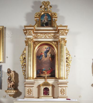 Zdjęcie nr 1: Ołtarz przyścienny, architektoniczny, jednoosiowy, jednokondygnacyjny ze zwieńczeniem, z uszakami. Mensa prostopadłościenna na cokole; antepedium dekorowane trzema płycinami, z których środkowa wypełniona emblematem franciszkańskim złożonym ze skrzyżowanych rąk poniżej krzyża w glorii. Tabernakulum architektoniczne, o ściętych narożach podkreślonych lizenami, na profilowanym cokole. W ścianie frontowej nisza w kształcie stojącego prostokąta zamkniętego łukiem pełnym z umocowanymi na czerwonym tle relikwiami. Kondygnację zamyka gzyms i uskokowe zwieńczenie pełniące funkcję podstawy pod krucyfiks. Nastawa ołtarzowa, ujęta kompozytowymi kolumnami ustawionymi na wysokich postumentach zdobionych plakietami roślinnymi. Dźwigają one pełne, wyłamane na ich osiach belkowanie . Fryz wysuniętych części dekorowany rozetami, a cofniętej fragmentem symetrycznej wici. W centrum kondygnacji nisza zamknięta łukiem półkolistym mieszcząca obraz „Przemienienie Pańskie” i wizerunek św. Franciszka na zasuwie. Nisza ujęta prostokątną ramą, której wolne naroża wypełniają uskrzydlone główki anielskie. Kondygnacja ujęta ażurowymi uszakami z wici roślinnej. W zwieńczeniu przedstawienie św. Walentego w formie stojącego prostokąta zamkniętego łukiem pełnym, ujęte pilastrami z cekinami i wolutami podtrzymującymi fragmenty belkowania. Od góry nisza ujęta rzeźbionym, ornamentalnym zwieńczeniem o wklęsło-wypukłym profilu złożonym z ulistnionych wolut ujmujących kartusz z owalnym polem podtrzymujący woluty tworzące kształt serca. 
Struktura ołtarza w kolorze białym; profile, detale, ornamenty i kolumny złocone.
