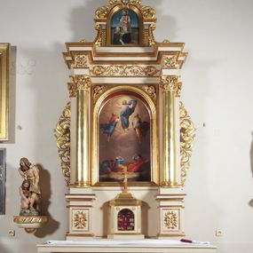 Zdjęcie nr 1: Ołtarz przyścienny, architektoniczny, jednoosiowy, jednokondygnacyjny ze zwieńczeniem, z uszakami. Mensa prostopadłościenna na cokole; antepedium dekorowane trzema płycinami, z których środkowa wypełniona emblematem franciszkańskim złożonym ze skrzyżowanych rąk poniżej krzyża w glorii. Tabernakulum architektoniczne, o ściętych narożach podkreślonych lizenami, na profilowanym cokole. W ścianie frontowej nisza w kształcie stojącego prostokąta zamkniętego łukiem pełnym z umocowanymi na czerwonym tle relikwiami. Kondygnację zamyka gzyms i uskokowe zwieńczenie pełniące funkcję podstawy pod krucyfiks. Nastawa ołtarzowa, ujęta kompozytowymi kolumnami ustawionymi na wysokich postumentach zdobionych plakietami roślinnymi. Dźwigają one pełne, wyłamane na ich osiach belkowanie . Fryz wysuniętych części dekorowany rozetami, a cofniętej fragmentem symetrycznej wici. W centrum kondygnacji nisza zamknięta łukiem półkolistym mieszcząca obraz „Przemienienie Pańskie” i wizerunek św. Franciszka na zasuwie. Nisza ujęta prostokątną ramą, której wolne naroża wypełniają uskrzydlone główki anielskie. Kondygnacja ujęta ażurowymi uszakami z wici roślinnej. W zwieńczeniu przedstawienie św. Walentego w formie stojącego prostokąta zamkniętego łukiem pełnym, ujęte pilastrami z cekinami i wolutami podtrzymującymi fragmenty belkowania. Od góry nisza ujęta rzeźbionym, ornamentalnym zwieńczeniem o wklęsło-wypukłym profilu złożonym z ulistnionych wolut ujmujących kartusz z owalnym polem podtrzymujący woluty tworzące kształt serca. 
Struktura ołtarza w kolorze białym; profile, detale, ornamenty i kolumny złocone.
