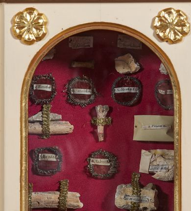 Zdjęcie nr 6: Ołtarz przyścienny, architektoniczny, jednoosiowy, jednokondygnacyjny ze zwieńczeniem, z uszakami. Mensa prostopadłościenna na cokole; antepedium dekorowane trzema płycinami, z których środkowa wypełniona emblematem franciszkańskim złożonym ze skrzyżowanych rąk poniżej krzyża w glorii. Tabernakulum architektoniczne, o ściętych narożach podkreślonych lizenami, na profilowanym cokole. W ścianie frontowej nisza w kształcie stojącego prostokąta zamkniętego łukiem pełnym z umocowanymi na czerwonym tle relikwiami. Kondygnację zamyka gzyms i uskokowe zwieńczenie pełniące funkcję podstawy pod krucyfiks. Nastawa ołtarzowa, ujęta kompozytowymi kolumnami ustawionymi na wysokich postumentach zdobionych plakietami roślinnymi. Dźwigają one pełne, wyłamane na ich osiach belkowanie . Fryz wysuniętych części dekorowany rozetami, a cofniętej fragmentem symetrycznej wici. W centrum kondygnacji nisza zamknięta łukiem półkolistym mieszcząca obraz „Przemienienie Pańskie” i wizerunek św. Franciszka na zasuwie. Nisza ujęta prostokątną ramą, której wolne naroża wypełniają uskrzydlone główki anielskie. Kondygnacja ujęta ażurowymi uszakami z wici roślinnej. W zwieńczeniu przedstawienie św. Walentego w formie stojącego prostokąta zamkniętego łukiem pełnym, ujęte pilastrami z cekinami i wolutami podtrzymującymi fragmenty belkowania. Od góry nisza ujęta rzeźbionym, ornamentalnym zwieńczeniem o wklęsło-wypukłym profilu złożonym z ulistnionych wolut ujmujących kartusz z owalnym polem podtrzymujący woluty tworzące kształt serca. 
Struktura ołtarza w kolorze białym; profile, detale, ornamenty i kolumny złocone.
