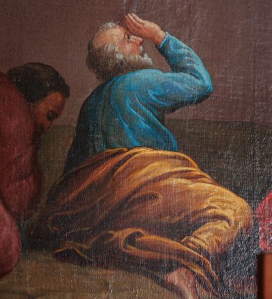 Zdjęcie nr 5: Ołtarz przyścienny, architektoniczny, jednoosiowy, jednokondygnacyjny ze zwieńczeniem, z uszakami. Mensa prostopadłościenna na cokole; antepedium dekorowane trzema płycinami, z których środkowa wypełniona emblematem franciszkańskim złożonym ze skrzyżowanych rąk poniżej krzyża w glorii. Tabernakulum architektoniczne, o ściętych narożach podkreślonych lizenami, na profilowanym cokole. W ścianie frontowej nisza w kształcie stojącego prostokąta zamkniętego łukiem pełnym z umocowanymi na czerwonym tle relikwiami. Kondygnację zamyka gzyms i uskokowe zwieńczenie pełniące funkcję podstawy pod krucyfiks. Nastawa ołtarzowa, ujęta kompozytowymi kolumnami ustawionymi na wysokich postumentach zdobionych plakietami roślinnymi. Dźwigają one pełne, wyłamane na ich osiach belkowanie . Fryz wysuniętych części dekorowany rozetami, a cofniętej fragmentem symetrycznej wici. W centrum kondygnacji nisza zamknięta łukiem półkolistym mieszcząca obraz „Przemienienie Pańskie” i wizerunek św. Franciszka na zasuwie. Nisza ujęta prostokątną ramą, której wolne naroża wypełniają uskrzydlone główki anielskie. Kondygnacja ujęta ażurowymi uszakami z wici roślinnej. W zwieńczeniu przedstawienie św. Walentego w formie stojącego prostokąta zamkniętego łukiem pełnym, ujęte pilastrami z cekinami i wolutami podtrzymującymi fragmenty belkowania. Od góry nisza ujęta rzeźbionym, ornamentalnym zwieńczeniem o wklęsło-wypukłym profilu złożonym z ulistnionych wolut ujmujących kartusz z owalnym polem podtrzymujący woluty tworzące kształt serca. 
Struktura ołtarza w kolorze białym; profile, detale, ornamenty i kolumny złocone.
