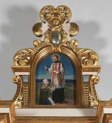 Zdjęcie nr 11: Ołtarz przyścienny, architektoniczny, jednoosiowy, jednokondygnacyjny ze zwieńczeniem, z uszakami. Mensa prostopadłościenna na cokole; antepedium dekorowane trzema płycinami, z których środkowa wypełniona emblematem franciszkańskim złożonym ze skrzyżowanych rąk poniżej krzyża w glorii. Tabernakulum architektoniczne, o ściętych narożach podkreślonych lizenami, na profilowanym cokole. W ścianie frontowej nisza w kształcie stojącego prostokąta zamkniętego łukiem pełnym z umocowanymi na czerwonym tle relikwiami. Kondygnację zamyka gzyms i uskokowe zwieńczenie pełniące funkcję podstawy pod krucyfiks. Nastawa ołtarzowa, ujęta kompozytowymi kolumnami ustawionymi na wysokich postumentach zdobionych plakietami roślinnymi. Dźwigają one pełne, wyłamane na ich osiach belkowanie . Fryz wysuniętych części dekorowany rozetami, a cofniętej fragmentem symetrycznej wici. W centrum kondygnacji nisza zamknięta łukiem półkolistym mieszcząca obraz „Przemienienie Pańskie” i wizerunek św. Franciszka na zasuwie. Nisza ujęta prostokątną ramą, której wolne naroża wypełniają uskrzydlone główki anielskie. Kondygnacja ujęta ażurowymi uszakami z wici roślinnej. W zwieńczeniu przedstawienie św. Walentego w formie stojącego prostokąta zamkniętego łukiem pełnym, ujęte pilastrami z cekinami i wolutami podtrzymującymi fragmenty belkowania. Od góry nisza ujęta rzeźbionym, ornamentalnym zwieńczeniem o wklęsło-wypukłym profilu złożonym z ulistnionych wolut ujmujących kartusz z owalnym polem podtrzymujący woluty tworzące kształt serca. 
Struktura ołtarza w kolorze białym; profile, detale, ornamenty i kolumny złocone.
