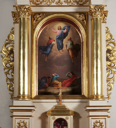 Zdjęcie nr 8: Ołtarz przyścienny, architektoniczny, jednoosiowy, jednokondygnacyjny ze zwieńczeniem, z uszakami. Mensa prostopadłościenna na cokole; antepedium dekorowane trzema płycinami, z których środkowa wypełniona emblematem franciszkańskim złożonym ze skrzyżowanych rąk poniżej krzyża w glorii. Tabernakulum architektoniczne, o ściętych narożach podkreślonych lizenami, na profilowanym cokole. W ścianie frontowej nisza w kształcie stojącego prostokąta zamkniętego łukiem pełnym z umocowanymi na czerwonym tle relikwiami. Kondygnację zamyka gzyms i uskokowe zwieńczenie pełniące funkcję podstawy pod krucyfiks. Nastawa ołtarzowa, ujęta kompozytowymi kolumnami ustawionymi na wysokich postumentach zdobionych plakietami roślinnymi. Dźwigają one pełne, wyłamane na ich osiach belkowanie . Fryz wysuniętych części dekorowany rozetami, a cofniętej fragmentem symetrycznej wici. W centrum kondygnacji nisza zamknięta łukiem półkolistym mieszcząca obraz „Przemienienie Pańskie” i wizerunek św. Franciszka na zasuwie. Nisza ujęta prostokątną ramą, której wolne naroża wypełniają uskrzydlone główki anielskie. Kondygnacja ujęta ażurowymi uszakami z wici roślinnej. W zwieńczeniu przedstawienie św. Walentego w formie stojącego prostokąta zamkniętego łukiem pełnym, ujęte pilastrami z cekinami i wolutami podtrzymującymi fragmenty belkowania. Od góry nisza ujęta rzeźbionym, ornamentalnym zwieńczeniem o wklęsło-wypukłym profilu złożonym z ulistnionych wolut ujmujących kartusz z owalnym polem podtrzymujący woluty tworzące kształt serca. 
Struktura ołtarza w kolorze białym; profile, detale, ornamenty i kolumny złocone.
