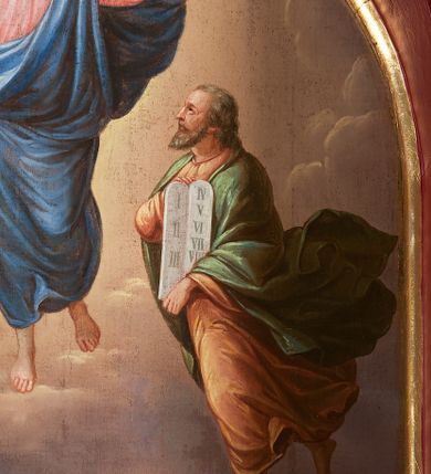 Zdjęcie nr 13: Ołtarz przyścienny, architektoniczny, jednoosiowy, jednokondygnacyjny ze zwieńczeniem, z uszakami. Mensa prostopadłościenna na cokole; antepedium dekorowane trzema płycinami, z których środkowa wypełniona emblematem franciszkańskim złożonym ze skrzyżowanych rąk poniżej krzyża w glorii. Tabernakulum architektoniczne, o ściętych narożach podkreślonych lizenami, na profilowanym cokole. W ścianie frontowej nisza w kształcie stojącego prostokąta zamkniętego łukiem pełnym z umocowanymi na czerwonym tle relikwiami. Kondygnację zamyka gzyms i uskokowe zwieńczenie pełniące funkcję podstawy pod krucyfiks. Nastawa ołtarzowa, ujęta kompozytowymi kolumnami ustawionymi na wysokich postumentach zdobionych plakietami roślinnymi. Dźwigają one pełne, wyłamane na ich osiach belkowanie . Fryz wysuniętych części dekorowany rozetami, a cofniętej fragmentem symetrycznej wici. W centrum kondygnacji nisza zamknięta łukiem półkolistym mieszcząca obraz „Przemienienie Pańskie” i wizerunek św. Franciszka na zasuwie. Nisza ujęta prostokątną ramą, której wolne naroża wypełniają uskrzydlone główki anielskie. Kondygnacja ujęta ażurowymi uszakami z wici roślinnej. W zwieńczeniu przedstawienie św. Walentego w formie stojącego prostokąta zamkniętego łukiem pełnym, ujęte pilastrami z cekinami i wolutami podtrzymującymi fragmenty belkowania. Od góry nisza ujęta rzeźbionym, ornamentalnym zwieńczeniem o wklęsło-wypukłym profilu złożonym z ulistnionych wolut ujmujących kartusz z owalnym polem podtrzymujący woluty tworzące kształt serca. 
Struktura ołtarza w kolorze białym; profile, detale, ornamenty i kolumny złocone.
