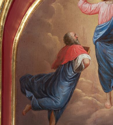 Zdjęcie nr 14: Ołtarz przyścienny, architektoniczny, jednoosiowy, jednokondygnacyjny ze zwieńczeniem, z uszakami. Mensa prostopadłościenna na cokole; antepedium dekorowane trzema płycinami, z których środkowa wypełniona emblematem franciszkańskim złożonym ze skrzyżowanych rąk poniżej krzyża w glorii. Tabernakulum architektoniczne, o ściętych narożach podkreślonych lizenami, na profilowanym cokole. W ścianie frontowej nisza w kształcie stojącego prostokąta zamkniętego łukiem pełnym z umocowanymi na czerwonym tle relikwiami. Kondygnację zamyka gzyms i uskokowe zwieńczenie pełniące funkcję podstawy pod krucyfiks. Nastawa ołtarzowa, ujęta kompozytowymi kolumnami ustawionymi na wysokich postumentach zdobionych plakietami roślinnymi. Dźwigają one pełne, wyłamane na ich osiach belkowanie . Fryz wysuniętych części dekorowany rozetami, a cofniętej fragmentem symetrycznej wici. W centrum kondygnacji nisza zamknięta łukiem półkolistym mieszcząca obraz „Przemienienie Pańskie” i wizerunek św. Franciszka na zasuwie. Nisza ujęta prostokątną ramą, której wolne naroża wypełniają uskrzydlone główki anielskie. Kondygnacja ujęta ażurowymi uszakami z wici roślinnej. W zwieńczeniu przedstawienie św. Walentego w formie stojącego prostokąta zamkniętego łukiem pełnym, ujęte pilastrami z cekinami i wolutami podtrzymującymi fragmenty belkowania. Od góry nisza ujęta rzeźbionym, ornamentalnym zwieńczeniem o wklęsło-wypukłym profilu złożonym z ulistnionych wolut ujmujących kartusz z owalnym polem podtrzymujący woluty tworzące kształt serca. 
Struktura ołtarza w kolorze białym; profile, detale, ornamenty i kolumny złocone.
