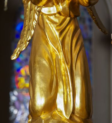 Zdjęcie nr 24: Ołtarz w formie rzeźbionej, ażurowej ramy na trójstopniowym cokole, z prostopadłościenną mensą z antepedium dekorowanym kwadratowymi płycinami z motywem czworoliścia. Na nim prostopadłościenne tabernakulum z drzwiami w kształcie stojącego prostokąta dekorowanymi koszem z chlebem, rybami i chrystogramem. Środkowa część podstawy wypełniona płycinami w kształcie leżących prostokątów z plakietami roślinnymi. Na jej zewnętrznych częściach posadowiono figury klęczących aniołów. Najwyższy stopień węższy, trójosiowy, o osiach zewnętrznych wysuniętych, flankowany konsolami z rzeźbami Matki Boskiej po lewej stronie i św. Jana Ewangelisty po prawej. Centralnie umieszczona rama ujmuje pole w kształcie serca, na tle którego jest eksponowany krucyfiks. Ażur tworzy wić winnej latorośli z kiśćmi winogron, a w nią wkomponowane jest siedem postaci aniołów trzymających banderole z ostatnimi słowami wypowiedzianymi przez Chrystusa wiszącego na krzyżu. Od góry: „Pragnę”, „Niewiasto! Oto syn Twój”, „Oto matka twoja”, „Ojcze odpuść im, / bo nie wiedzą co czynią”, „Zaprawdę powiadam tobie / dziś jeszcze będziesz ze Mną w raju”, „Spełniło się! / Ojcze w ręce Twoje oddaję ducha mojego”, „Boże mój Boże mój / czemużeś mnie opuścił”. Struktura w kolorze kremowym, profile, detale i ornamenty złocone; banderole srebrzone. 