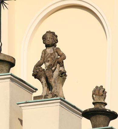 Zdjęcie nr 156: Kościół murowany, orientowany, jednonawowy, z transeptem, prezbiterium z obejściem i przybudówkami. Od zachodu kruchta, od północy kwadratowa kaplica, od południa kolejna przybudówka. 
Prezbiterium zamknięte półokrągło, z obejściem przeprutym do niego arkadami wspartymi na filarach. Ściany nawy i prezbiterium gładkie, przekryte sklepieniem kolebkowym z lunetami, w których mieszczą się okna. Transept i przecięcie naw sklepione krzyżowo. Na ścianach polichromia figuralna ze scenami z Nowego Testamentu, w partii sklepienia drobne, złote gwiazdki. Od zachodu chór zatopiony w występującym asymetrycznie murze, z tralkową balustradą. W prezbiterium siedem okien w kształcie stojącego prostokąta zamkniętego łukiem pełnym wypełnionych witrażami, w nawie sześć okien, w ramionach transeptu po jednym, czterodzielnym, wypełnionym witrażem, na wysokości chóru po dwa z każdej strony. Główne wejście od zachodu przez kruchtę. Fasada poprzedzona przedsionkiem o podziałach ramowych, z prostokątnym wejściem na osi, flankowanym parą pilastrów i prostokątnymi płycinami. Kondygnację wieńczy pełne belkowanie z wysuniętym gzymsem podtrzymującym daszek i trójkątny, schodkowy szczyt zakończony postumentami. Na centralnym krzyż, na sąsiadujących figury dzieci z rogami obfitości, a na zewnętrznych wazony płomieniste; szczyt ujmują postumenty z kulami. Fasada dwukondygnacyjna ze szczytem. Kondygnacja trójosiowa, rozdzielona pilastrami, o polach wypełnionych blendami w kształcie stojących prostokątów zamkniętych łukiem pełnym; szczyt trójkątny, z tarczą zegarową pośrodku. Budynek kościoła o wyraźnych podziałach na bryły składowe, ściany gładkie, przeprute oknami, z gzymsami pod krawędziami dachu. 
Nad nawą główną, na kalenicy, wieżyczka na sygnaturkę z latarnią i baniastym hełmem, druga na skrzyżowaniu naw, z latarnią i  hełmem zakończonym krzyżem. Dach nad nawą główną i przedsionkiem dwuspadowy, nad ramionami transeptu trójspadowym,nad prezbiterium zakończony wielobocznie, na przybudówkach dachy pulpitowe, dwuspadowe i wielospadowe. Dachy kryte dachówką ceramiczną, wieżyczki blachą. 
Najciekawszymi zabytkami kościoła są ołtarz główny z około 1700 roku z nastawą utworzoną z wici winnej latorośli, manierystyczny ołtarz boczny oraz siedemnastowieczna chrzcielnica z warsztatu Santi Gucciego. 
