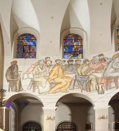 Zdjęcie nr 138: Kościół murowany, orientowany, jednonawowy, z transeptem, prezbiterium z obejściem i przybudówkami. Od zachodu kruchta, od północy kwadratowa kaplica, od południa kolejna przybudówka. 
Prezbiterium zamknięte półokrągło, z obejściem przeprutym do niego arkadami wspartymi na filarach. Ściany nawy i prezbiterium gładkie, przekryte sklepieniem kolebkowym z lunetami, w których mieszczą się okna. Transept i przecięcie naw sklepione krzyżowo. Na ścianach polichromia figuralna ze scenami z Nowego Testamentu, w partii sklepienia drobne, złote gwiazdki. Od zachodu chór zatopiony w występującym asymetrycznie murze, z tralkową balustradą. W prezbiterium siedem okien w kształcie stojącego prostokąta zamkniętego łukiem pełnym wypełnionych witrażami, w nawie sześć okien, w ramionach transeptu po jednym, czterodzielnym, wypełnionym witrażem, na wysokości chóru po dwa z każdej strony. Główne wejście od zachodu przez kruchtę. Fasada poprzedzona przedsionkiem o podziałach ramowych, z prostokątnym wejściem na osi, flankowanym parą pilastrów i prostokątnymi płycinami. Kondygnację wieńczy pełne belkowanie z wysuniętym gzymsem podtrzymującym daszek i trójkątny, schodkowy szczyt zakończony postumentami. Na centralnym krzyż, na sąsiadujących figury dzieci z rogami obfitości, a na zewnętrznych wazony płomieniste; szczyt ujmują postumenty z kulami. Fasada dwukondygnacyjna ze szczytem. Kondygnacja trójosiowa, rozdzielona pilastrami, o polach wypełnionych blendami w kształcie stojących prostokątów zamkniętych łukiem pełnym; szczyt trójkątny, z tarczą zegarową pośrodku. Budynek kościoła o wyraźnych podziałach na bryły składowe, ściany gładkie, przeprute oknami, z gzymsami pod krawędziami dachu. 
Nad nawą główną, na kalenicy, wieżyczka na sygnaturkę z latarnią i baniastym hełmem, druga na skrzyżowaniu naw, z latarnią i  hełmem zakończonym krzyżem. Dach nad nawą główną i przedsionkiem dwuspadowy, nad ramionami transeptu trójspadowym,nad prezbiterium zakończony wielobocznie, na przybudówkach dachy pulpitowe, dwuspadowe i wielospadowe. Dachy kryte dachówką ceramiczną, wieżyczki blachą. 
Najciekawszymi zabytkami kościoła są ołtarz główny z około 1700 roku z nastawą utworzoną z wici winnej latorośli, manierystyczny ołtarz boczny oraz siedemnastowieczna chrzcielnica z warsztatu Santi Gucciego. 
