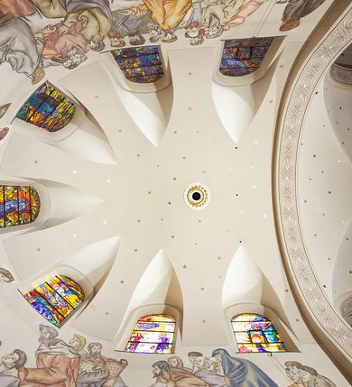 Zdjęcie nr 135: Kościół murowany, orientowany, jednonawowy, z transeptem, prezbiterium z obejściem i przybudówkami. Od zachodu kruchta, od północy kwadratowa kaplica, od południa kolejna przybudówka. 
Prezbiterium zamknięte półokrągło, z obejściem przeprutym do niego arkadami wspartymi na filarach. Ściany nawy i prezbiterium gładkie, przekryte sklepieniem kolebkowym z lunetami, w których mieszczą się okna. Transept i przecięcie naw sklepione krzyżowo. Na ścianach polichromia figuralna ze scenami z Nowego Testamentu, w partii sklepienia drobne, złote gwiazdki. Od zachodu chór zatopiony w występującym asymetrycznie murze, z tralkową balustradą. W prezbiterium siedem okien w kształcie stojącego prostokąta zamkniętego łukiem pełnym wypełnionych witrażami, w nawie sześć okien, w ramionach transeptu po jednym, czterodzielnym, wypełnionym witrażem, na wysokości chóru po dwa z każdej strony. Główne wejście od zachodu przez kruchtę. Fasada poprzedzona przedsionkiem o podziałach ramowych, z prostokątnym wejściem na osi, flankowanym parą pilastrów i prostokątnymi płycinami. Kondygnację wieńczy pełne belkowanie z wysuniętym gzymsem podtrzymującym daszek i trójkątny, schodkowy szczyt zakończony postumentami. Na centralnym krzyż, na sąsiadujących figury dzieci z rogami obfitości, a na zewnętrznych wazony płomieniste; szczyt ujmują postumenty z kulami. Fasada dwukondygnacyjna ze szczytem. Kondygnacja trójosiowa, rozdzielona pilastrami, o polach wypełnionych blendami w kształcie stojących prostokątów zamkniętych łukiem pełnym; szczyt trójkątny, z tarczą zegarową pośrodku. Budynek kościoła o wyraźnych podziałach na bryły składowe, ściany gładkie, przeprute oknami, z gzymsami pod krawędziami dachu. 
Nad nawą główną, na kalenicy, wieżyczka na sygnaturkę z latarnią i baniastym hełmem, druga na skrzyżowaniu naw, z latarnią i  hełmem zakończonym krzyżem. Dach nad nawą główną i przedsionkiem dwuspadowy, nad ramionami transeptu trójspadowym,nad prezbiterium zakończony wielobocznie, na przybudówkach dachy pulpitowe, dwuspadowe i wielospadowe. Dachy kryte dachówką ceramiczną, wieżyczki blachą. 
Najciekawszymi zabytkami kościoła są ołtarz główny z około 1700 roku z nastawą utworzoną z wici winnej latorośli, manierystyczny ołtarz boczny oraz siedemnastowieczna chrzcielnica z warsztatu Santi Gucciego. 
