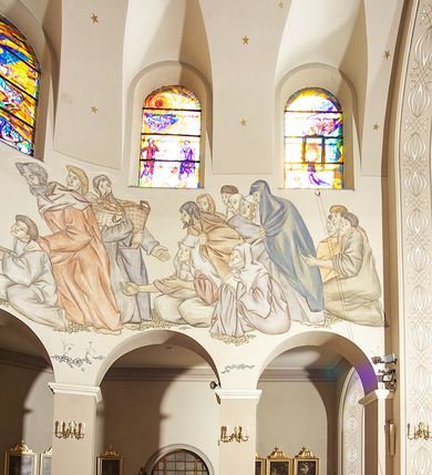 Zdjęcie nr 124: Kościół murowany, orientowany, jednonawowy, z transeptem, prezbiterium z obejściem i przybudówkami. Od zachodu kruchta, od północy kwadratowa kaplica, od południa kolejna przybudówka. 
Prezbiterium zamknięte półokrągło, z obejściem przeprutym do niego arkadami wspartymi na filarach. Ściany nawy i prezbiterium gładkie, przekryte sklepieniem kolebkowym z lunetami, w których mieszczą się okna. Transept i przecięcie naw sklepione krzyżowo. Na ścianach polichromia figuralna ze scenami z Nowego Testamentu, w partii sklepienia drobne, złote gwiazdki. Od zachodu chór zatopiony w występującym asymetrycznie murze, z tralkową balustradą. W prezbiterium siedem okien w kształcie stojącego prostokąta zamkniętego łukiem pełnym wypełnionych witrażami, w nawie sześć okien, w ramionach transeptu po jednym, czterodzielnym, wypełnionym witrażem, na wysokości chóru po dwa z każdej strony. Główne wejście od zachodu przez kruchtę. Fasada poprzedzona przedsionkiem o podziałach ramowych, z prostokątnym wejściem na osi, flankowanym parą pilastrów i prostokątnymi płycinami. Kondygnację wieńczy pełne belkowanie z wysuniętym gzymsem podtrzymującym daszek i trójkątny, schodkowy szczyt zakończony postumentami. Na centralnym krzyż, na sąsiadujących figury dzieci z rogami obfitości, a na zewnętrznych wazony płomieniste; szczyt ujmują postumenty z kulami. Fasada dwukondygnacyjna ze szczytem. Kondygnacja trójosiowa, rozdzielona pilastrami, o polach wypełnionych blendami w kształcie stojących prostokątów zamkniętych łukiem pełnym; szczyt trójkątny, z tarczą zegarową pośrodku. Budynek kościoła o wyraźnych podziałach na bryły składowe, ściany gładkie, przeprute oknami, z gzymsami pod krawędziami dachu. 
Nad nawą główną, na kalenicy, wieżyczka na sygnaturkę z latarnią i baniastym hełmem, druga na skrzyżowaniu naw, z latarnią i  hełmem zakończonym krzyżem. Dach nad nawą główną i przedsionkiem dwuspadowy, nad ramionami transeptu trójspadowym,nad prezbiterium zakończony wielobocznie, na przybudówkach dachy pulpitowe, dwuspadowe i wielospadowe. Dachy kryte dachówką ceramiczną, wieżyczki blachą. 
Najciekawszymi zabytkami kościoła są ołtarz główny z około 1700 roku z nastawą utworzoną z wici winnej latorośli, manierystyczny ołtarz boczny oraz siedemnastowieczna chrzcielnica z warsztatu Santi Gucciego. 
