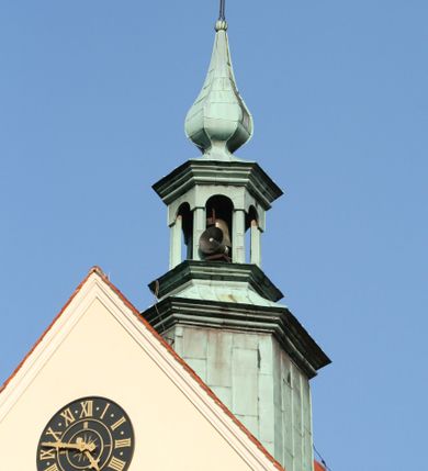 Zdjęcie nr 160: Kościół murowany, orientowany, jednonawowy, z transeptem, prezbiterium z obejściem i przybudówkami. Od zachodu kruchta, od północy kwadratowa kaplica, od południa kolejna przybudówka. 
Prezbiterium zamknięte półokrągło, z obejściem przeprutym do niego arkadami wspartymi na filarach. Ściany nawy i prezbiterium gładkie, przekryte sklepieniem kolebkowym z lunetami, w których mieszczą się okna. Transept i przecięcie naw sklepione krzyżowo. Na ścianach polichromia figuralna ze scenami z Nowego Testamentu, w partii sklepienia drobne, złote gwiazdki. Od zachodu chór zatopiony w występującym asymetrycznie murze, z tralkową balustradą. W prezbiterium siedem okien w kształcie stojącego prostokąta zamkniętego łukiem pełnym wypełnionych witrażami, w nawie sześć okien, w ramionach transeptu po jednym, czterodzielnym, wypełnionym witrażem, na wysokości chóru po dwa z każdej strony. Główne wejście od zachodu przez kruchtę. Fasada poprzedzona przedsionkiem o podziałach ramowych, z prostokątnym wejściem na osi, flankowanym parą pilastrów i prostokątnymi płycinami. Kondygnację wieńczy pełne belkowanie z wysuniętym gzymsem podtrzymującym daszek i trójkątny, schodkowy szczyt zakończony postumentami. Na centralnym krzyż, na sąsiadujących figury dzieci z rogami obfitości, a na zewnętrznych wazony płomieniste; szczyt ujmują postumenty z kulami. Fasada dwukondygnacyjna ze szczytem. Kondygnacja trójosiowa, rozdzielona pilastrami, o polach wypełnionych blendami w kształcie stojących prostokątów zamkniętych łukiem pełnym; szczyt trójkątny, z tarczą zegarową pośrodku. Budynek kościoła o wyraźnych podziałach na bryły składowe, ściany gładkie, przeprute oknami, z gzymsami pod krawędziami dachu. 
Nad nawą główną, na kalenicy, wieżyczka na sygnaturkę z latarnią i baniastym hełmem, druga na skrzyżowaniu naw, z latarnią i  hełmem zakończonym krzyżem. Dach nad nawą główną i przedsionkiem dwuspadowy, nad ramionami transeptu trójspadowym,nad prezbiterium zakończony wielobocznie, na przybudówkach dachy pulpitowe, dwuspadowe i wielospadowe. Dachy kryte dachówką ceramiczną, wieżyczki blachą. 
Najciekawszymi zabytkami kościoła są ołtarz główny z około 1700 roku z nastawą utworzoną z wici winnej latorośli, manierystyczny ołtarz boczny oraz siedemnastowieczna chrzcielnica z warsztatu Santi Gucciego. 
