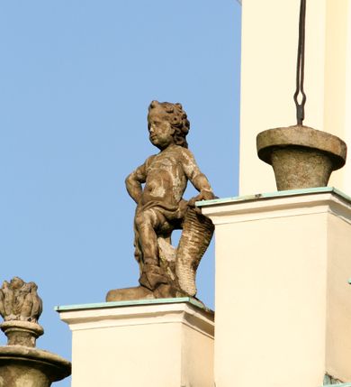 Zdjęcie nr 6: Kościół murowany, orientowany, jednonawowy, z transeptem, prezbiterium z obejściem i przybudówkami. Od zachodu kruchta, od północy kwadratowa kaplica, od południa kolejna przybudówka. 
Prezbiterium zamknięte półokrągło, z obejściem przeprutym do niego arkadami wspartymi na filarach. Ściany nawy i prezbiterium gładkie, przekryte sklepieniem kolebkowym z lunetami, w których mieszczą się okna. Transept i przecięcie naw sklepione krzyżowo. Na ścianach polichromia figuralna ze scenami z Nowego Testamentu, w partii sklepienia drobne, złote gwiazdki. Od zachodu chór zatopiony w występującym asymetrycznie murze, z tralkową balustradą. W prezbiterium siedem okien w kształcie stojącego prostokąta zamkniętego łukiem pełnym wypełnionych witrażami, w nawie sześć okien, w ramionach transeptu po jednym, czterodzielnym, wypełnionym witrażem, na wysokości chóru po dwa z każdej strony. Główne wejście od zachodu przez kruchtę. Fasada poprzedzona przedsionkiem o podziałach ramowych, z prostokątnym wejściem na osi, flankowanym parą pilastrów i prostokątnymi płycinami. Kondygnację wieńczy pełne belkowanie z wysuniętym gzymsem podtrzymującym daszek i trójkątny, schodkowy szczyt zakończony postumentami. Na centralnym krzyż, na sąsiadujących figury dzieci z rogami obfitości, a na zewnętrznych wazony płomieniste; szczyt ujmują postumenty z kulami. Fasada dwukondygnacyjna ze szczytem. Kondygnacja trójosiowa, rozdzielona pilastrami, o polach wypełnionych blendami w kształcie stojących prostokątów zamkniętych łukiem pełnym; szczyt trójkątny, z tarczą zegarową pośrodku. Budynek kościoła o wyraźnych podziałach na bryły składowe, ściany gładkie, przeprute oknami, z gzymsami pod krawędziami dachu. 
Nad nawą główną, na kalenicy, wieżyczka na sygnaturkę z latarnią i baniastym hełmem, druga na skrzyżowaniu naw, z latarnią i  hełmem zakończonym krzyżem. Dach nad nawą główną i przedsionkiem dwuspadowy, nad ramionami transeptu trójspadowym,nad prezbiterium zakończony wielobocznie, na przybudówkach dachy pulpitowe, dwuspadowe i wielospadowe. Dachy kryte dachówką ceramiczną, wieżyczki blachą. 
Najciekawszymi zabytkami kościoła są ołtarz główny z około 1700 roku z nastawą utworzoną z wici winnej latorośli, manierystyczny ołtarz boczny oraz siedemnastowieczna chrzcielnica z warsztatu Santi Gucciego. 
