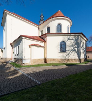 Zdjęcie nr 19: Kościół murowany, orientowany, jednonawowy, z transeptem, prezbiterium z obejściem i przybudówkami. Od zachodu kruchta, od północy kwadratowa kaplica, od południa kolejna przybudówka. 
Prezbiterium zamknięte półokrągło, z obejściem przeprutym do niego arkadami wspartymi na filarach. Ściany nawy i prezbiterium gładkie, przekryte sklepieniem kolebkowym z lunetami, w których mieszczą się okna. Transept i przecięcie naw sklepione krzyżowo. Na ścianach polichromia figuralna ze scenami z Nowego Testamentu, w partii sklepienia drobne, złote gwiazdki. Od zachodu chór zatopiony w występującym asymetrycznie murze, z tralkową balustradą. W prezbiterium siedem okien w kształcie stojącego prostokąta zamkniętego łukiem pełnym wypełnionych witrażami, w nawie sześć okien, w ramionach transeptu po jednym, czterodzielnym, wypełnionym witrażem, na wysokości chóru po dwa z każdej strony. Główne wejście od zachodu przez kruchtę. Fasada poprzedzona przedsionkiem o podziałach ramowych, z prostokątnym wejściem na osi, flankowanym parą pilastrów i prostokątnymi płycinami. Kondygnację wieńczy pełne belkowanie z wysuniętym gzymsem podtrzymującym daszek i trójkątny, schodkowy szczyt zakończony postumentami. Na centralnym krzyż, na sąsiadujących figury dzieci z rogami obfitości, a na zewnętrznych wazony płomieniste; szczyt ujmują postumenty z kulami. Fasada dwukondygnacyjna ze szczytem. Kondygnacja trójosiowa, rozdzielona pilastrami, o polach wypełnionych blendami w kształcie stojących prostokątów zamkniętych łukiem pełnym; szczyt trójkątny, z tarczą zegarową pośrodku. Budynek kościoła o wyraźnych podziałach na bryły składowe, ściany gładkie, przeprute oknami, z gzymsami pod krawędziami dachu. 
Nad nawą główną, na kalenicy, wieżyczka na sygnaturkę z latarnią i baniastym hełmem, druga na skrzyżowaniu naw, z latarnią i  hełmem zakończonym krzyżem. Dach nad nawą główną i przedsionkiem dwuspadowy, nad ramionami transeptu trójspadowym,nad prezbiterium zakończony wielobocznie, na przybudówkach dachy pulpitowe, dwuspadowe i wielospadowe. Dachy kryte dachówką ceramiczną, wieżyczki blachą. 
Najciekawszymi zabytkami kościoła są ołtarz główny z około 1700 roku z nastawą utworzoną z wici winnej latorośli, manierystyczny ołtarz boczny oraz siedemnastowieczna chrzcielnica z warsztatu Santi Gucciego. 
