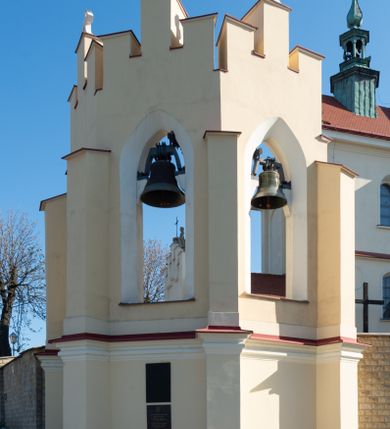 Zdjęcie nr 24: Kościół murowany, orientowany, jednonawowy, z transeptem, prezbiterium z obejściem i przybudówkami. Od zachodu kruchta, od północy kwadratowa kaplica, od południa kolejna przybudówka. 
Prezbiterium zamknięte półokrągło, z obejściem przeprutym do niego arkadami wspartymi na filarach. Ściany nawy i prezbiterium gładkie, przekryte sklepieniem kolebkowym z lunetami, w których mieszczą się okna. Transept i przecięcie naw sklepione krzyżowo. Na ścianach polichromia figuralna ze scenami z Nowego Testamentu, w partii sklepienia drobne, złote gwiazdki. Od zachodu chór zatopiony w występującym asymetrycznie murze, z tralkową balustradą. W prezbiterium siedem okien w kształcie stojącego prostokąta zamkniętego łukiem pełnym wypełnionych witrażami, w nawie sześć okien, w ramionach transeptu po jednym, czterodzielnym, wypełnionym witrażem, na wysokości chóru po dwa z każdej strony. Główne wejście od zachodu przez kruchtę. Fasada poprzedzona przedsionkiem o podziałach ramowych, z prostokątnym wejściem na osi, flankowanym parą pilastrów i prostokątnymi płycinami. Kondygnację wieńczy pełne belkowanie z wysuniętym gzymsem podtrzymującym daszek i trójkątny, schodkowy szczyt zakończony postumentami. Na centralnym krzyż, na sąsiadujących figury dzieci z rogami obfitości, a na zewnętrznych wazony płomieniste; szczyt ujmują postumenty z kulami. Fasada dwukondygnacyjna ze szczytem. Kondygnacja trójosiowa, rozdzielona pilastrami, o polach wypełnionych blendami w kształcie stojących prostokątów zamkniętych łukiem pełnym; szczyt trójkątny, z tarczą zegarową pośrodku. Budynek kościoła o wyraźnych podziałach na bryły składowe, ściany gładkie, przeprute oknami, z gzymsami pod krawędziami dachu. 
Nad nawą główną, na kalenicy, wieżyczka na sygnaturkę z latarnią i baniastym hełmem, druga na skrzyżowaniu naw, z latarnią i  hełmem zakończonym krzyżem. Dach nad nawą główną i przedsionkiem dwuspadowy, nad ramionami transeptu trójspadowym,nad prezbiterium zakończony wielobocznie, na przybudówkach dachy pulpitowe, dwuspadowe i wielospadowe. Dachy kryte dachówką ceramiczną, wieżyczki blachą. 
Najciekawszymi zabytkami kościoła są ołtarz główny z około 1700 roku z nastawą utworzoną z wici winnej latorośli, manierystyczny ołtarz boczny oraz siedemnastowieczna chrzcielnica z warsztatu Santi Gucciego. 
