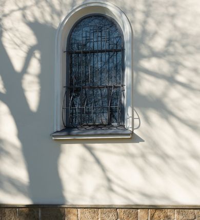 Zdjęcie nr 63: Kościół murowany, orientowany, jednonawowy, z transeptem, prezbiterium z obejściem i przybudówkami. Od zachodu kruchta, od północy kwadratowa kaplica, od południa kolejna przybudówka. 
Prezbiterium zamknięte półokrągło, z obejściem przeprutym do niego arkadami wspartymi na filarach. Ściany nawy i prezbiterium gładkie, przekryte sklepieniem kolebkowym z lunetami, w których mieszczą się okna. Transept i przecięcie naw sklepione krzyżowo. Na ścianach polichromia figuralna ze scenami z Nowego Testamentu, w partii sklepienia drobne, złote gwiazdki. Od zachodu chór zatopiony w występującym asymetrycznie murze, z tralkową balustradą. W prezbiterium siedem okien w kształcie stojącego prostokąta zamkniętego łukiem pełnym wypełnionych witrażami, w nawie sześć okien, w ramionach transeptu po jednym, czterodzielnym, wypełnionym witrażem, na wysokości chóru po dwa z każdej strony. Główne wejście od zachodu przez kruchtę. Fasada poprzedzona przedsionkiem o podziałach ramowych, z prostokątnym wejściem na osi, flankowanym parą pilastrów i prostokątnymi płycinami. Kondygnację wieńczy pełne belkowanie z wysuniętym gzymsem podtrzymującym daszek i trójkątny, schodkowy szczyt zakończony postumentami. Na centralnym krzyż, na sąsiadujących figury dzieci z rogami obfitości, a na zewnętrznych wazony płomieniste; szczyt ujmują postumenty z kulami. Fasada dwukondygnacyjna ze szczytem. Kondygnacja trójosiowa, rozdzielona pilastrami, o polach wypełnionych blendami w kształcie stojących prostokątów zamkniętych łukiem pełnym; szczyt trójkątny, z tarczą zegarową pośrodku. Budynek kościoła o wyraźnych podziałach na bryły składowe, ściany gładkie, przeprute oknami, z gzymsami pod krawędziami dachu. 
Nad nawą główną, na kalenicy, wieżyczka na sygnaturkę z latarnią i baniastym hełmem, druga na skrzyżowaniu naw, z latarnią i  hełmem zakończonym krzyżem. Dach nad nawą główną i przedsionkiem dwuspadowy, nad ramionami transeptu trójspadowym,nad prezbiterium zakończony wielobocznie, na przybudówkach dachy pulpitowe, dwuspadowe i wielospadowe. Dachy kryte dachówką ceramiczną, wieżyczki blachą. 
Najciekawszymi zabytkami kościoła są ołtarz główny z około 1700 roku z nastawą utworzoną z wici winnej latorośli, manierystyczny ołtarz boczny oraz siedemnastowieczna chrzcielnica z warsztatu Santi Gucciego. 
