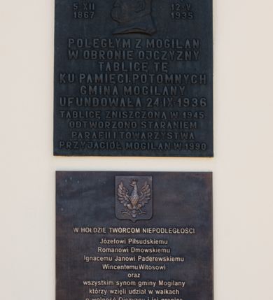Zdjęcie nr 65: Kościół murowany, orientowany, jednonawowy, z transeptem, prezbiterium z obejściem i przybudówkami. Od zachodu kruchta, od północy kwadratowa kaplica, od południa kolejna przybudówka. 
Prezbiterium zamknięte półokrągło, z obejściem przeprutym do niego arkadami wspartymi na filarach. Ściany nawy i prezbiterium gładkie, przekryte sklepieniem kolebkowym z lunetami, w których mieszczą się okna. Transept i przecięcie naw sklepione krzyżowo. Na ścianach polichromia figuralna ze scenami z Nowego Testamentu, w partii sklepienia drobne, złote gwiazdki. Od zachodu chór zatopiony w występującym asymetrycznie murze, z tralkową balustradą. W prezbiterium siedem okien w kształcie stojącego prostokąta zamkniętego łukiem pełnym wypełnionych witrażami, w nawie sześć okien, w ramionach transeptu po jednym, czterodzielnym, wypełnionym witrażem, na wysokości chóru po dwa z każdej strony. Główne wejście od zachodu przez kruchtę. Fasada poprzedzona przedsionkiem o podziałach ramowych, z prostokątnym wejściem na osi, flankowanym parą pilastrów i prostokątnymi płycinami. Kondygnację wieńczy pełne belkowanie z wysuniętym gzymsem podtrzymującym daszek i trójkątny, schodkowy szczyt zakończony postumentami. Na centralnym krzyż, na sąsiadujących figury dzieci z rogami obfitości, a na zewnętrznych wazony płomieniste; szczyt ujmują postumenty z kulami. Fasada dwukondygnacyjna ze szczytem. Kondygnacja trójosiowa, rozdzielona pilastrami, o polach wypełnionych blendami w kształcie stojących prostokątów zamkniętych łukiem pełnym; szczyt trójkątny, z tarczą zegarową pośrodku. Budynek kościoła o wyraźnych podziałach na bryły składowe, ściany gładkie, przeprute oknami, z gzymsami pod krawędziami dachu. 
Nad nawą główną, na kalenicy, wieżyczka na sygnaturkę z latarnią i baniastym hełmem, druga na skrzyżowaniu naw, z latarnią i  hełmem zakończonym krzyżem. Dach nad nawą główną i przedsionkiem dwuspadowy, nad ramionami transeptu trójspadowym,nad prezbiterium zakończony wielobocznie, na przybudówkach dachy pulpitowe, dwuspadowe i wielospadowe. Dachy kryte dachówką ceramiczną, wieżyczki blachą. 
Najciekawszymi zabytkami kościoła są ołtarz główny z około 1700 roku z nastawą utworzoną z wici winnej latorośli, manierystyczny ołtarz boczny oraz siedemnastowieczna chrzcielnica z warsztatu Santi Gucciego. 
