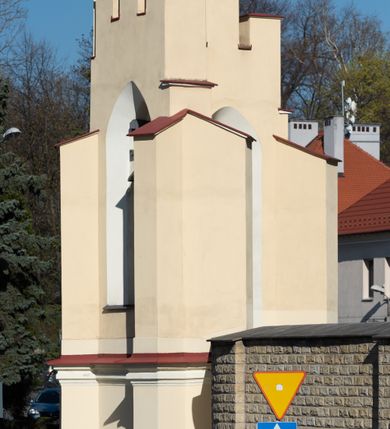 Zdjęcie nr 64: Kościół murowany, orientowany, jednonawowy, z transeptem, prezbiterium z obejściem i przybudówkami. Od zachodu kruchta, od północy kwadratowa kaplica, od południa kolejna przybudówka. 
Prezbiterium zamknięte półokrągło, z obejściem przeprutym do niego arkadami wspartymi na filarach. Ściany nawy i prezbiterium gładkie, przekryte sklepieniem kolebkowym z lunetami, w których mieszczą się okna. Transept i przecięcie naw sklepione krzyżowo. Na ścianach polichromia figuralna ze scenami z Nowego Testamentu, w partii sklepienia drobne, złote gwiazdki. Od zachodu chór zatopiony w występującym asymetrycznie murze, z tralkową balustradą. W prezbiterium siedem okien w kształcie stojącego prostokąta zamkniętego łukiem pełnym wypełnionych witrażami, w nawie sześć okien, w ramionach transeptu po jednym, czterodzielnym, wypełnionym witrażem, na wysokości chóru po dwa z każdej strony. Główne wejście od zachodu przez kruchtę. Fasada poprzedzona przedsionkiem o podziałach ramowych, z prostokątnym wejściem na osi, flankowanym parą pilastrów i prostokątnymi płycinami. Kondygnację wieńczy pełne belkowanie z wysuniętym gzymsem podtrzymującym daszek i trójkątny, schodkowy szczyt zakończony postumentami. Na centralnym krzyż, na sąsiadujących figury dzieci z rogami obfitości, a na zewnętrznych wazony płomieniste; szczyt ujmują postumenty z kulami. Fasada dwukondygnacyjna ze szczytem. Kondygnacja trójosiowa, rozdzielona pilastrami, o polach wypełnionych blendami w kształcie stojących prostokątów zamkniętych łukiem pełnym; szczyt trójkątny, z tarczą zegarową pośrodku. Budynek kościoła o wyraźnych podziałach na bryły składowe, ściany gładkie, przeprute oknami, z gzymsami pod krawędziami dachu. 
Nad nawą główną, na kalenicy, wieżyczka na sygnaturkę z latarnią i baniastym hełmem, druga na skrzyżowaniu naw, z latarnią i  hełmem zakończonym krzyżem. Dach nad nawą główną i przedsionkiem dwuspadowy, nad ramionami transeptu trójspadowym,nad prezbiterium zakończony wielobocznie, na przybudówkach dachy pulpitowe, dwuspadowe i wielospadowe. Dachy kryte dachówką ceramiczną, wieżyczki blachą. 
Najciekawszymi zabytkami kościoła są ołtarz główny z około 1700 roku z nastawą utworzoną z wici winnej latorośli, manierystyczny ołtarz boczny oraz siedemnastowieczna chrzcielnica z warsztatu Santi Gucciego. 
