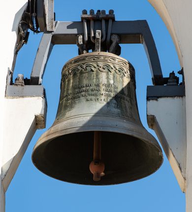 Zdjęcie nr 69: Kościół murowany, orientowany, jednonawowy, z transeptem, prezbiterium z obejściem i przybudówkami. Od zachodu kruchta, od północy kwadratowa kaplica, od południa kolejna przybudówka. 
Prezbiterium zamknięte półokrągło, z obejściem przeprutym do niego arkadami wspartymi na filarach. Ściany nawy i prezbiterium gładkie, przekryte sklepieniem kolebkowym z lunetami, w których mieszczą się okna. Transept i przecięcie naw sklepione krzyżowo. Na ścianach polichromia figuralna ze scenami z Nowego Testamentu, w partii sklepienia drobne, złote gwiazdki. Od zachodu chór zatopiony w występującym asymetrycznie murze, z tralkową balustradą. W prezbiterium siedem okien w kształcie stojącego prostokąta zamkniętego łukiem pełnym wypełnionych witrażami, w nawie sześć okien, w ramionach transeptu po jednym, czterodzielnym, wypełnionym witrażem, na wysokości chóru po dwa z każdej strony. Główne wejście od zachodu przez kruchtę. Fasada poprzedzona przedsionkiem o podziałach ramowych, z prostokątnym wejściem na osi, flankowanym parą pilastrów i prostokątnymi płycinami. Kondygnację wieńczy pełne belkowanie z wysuniętym gzymsem podtrzymującym daszek i trójkątny, schodkowy szczyt zakończony postumentami. Na centralnym krzyż, na sąsiadujących figury dzieci z rogami obfitości, a na zewnętrznych wazony płomieniste; szczyt ujmują postumenty z kulami. Fasada dwukondygnacyjna ze szczytem. Kondygnacja trójosiowa, rozdzielona pilastrami, o polach wypełnionych blendami w kształcie stojących prostokątów zamkniętych łukiem pełnym; szczyt trójkątny, z tarczą zegarową pośrodku. Budynek kościoła o wyraźnych podziałach na bryły składowe, ściany gładkie, przeprute oknami, z gzymsami pod krawędziami dachu. 
Nad nawą główną, na kalenicy, wieżyczka na sygnaturkę z latarnią i baniastym hełmem, druga na skrzyżowaniu naw, z latarnią i  hełmem zakończonym krzyżem. Dach nad nawą główną i przedsionkiem dwuspadowy, nad ramionami transeptu trójspadowym,nad prezbiterium zakończony wielobocznie, na przybudówkach dachy pulpitowe, dwuspadowe i wielospadowe. Dachy kryte dachówką ceramiczną, wieżyczki blachą. 
Najciekawszymi zabytkami kościoła są ołtarz główny z około 1700 roku z nastawą utworzoną z wici winnej latorośli, manierystyczny ołtarz boczny oraz siedemnastowieczna chrzcielnica z warsztatu Santi Gucciego. 
